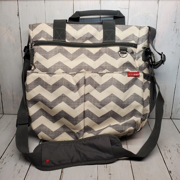 Skip Hop Dash Chervron Messenger Diaper Bag Grey / White - Picture 1 of 10